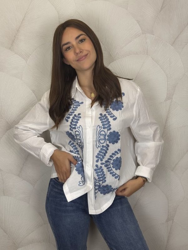 Camisa blanca bordado celeste - Imagen 2