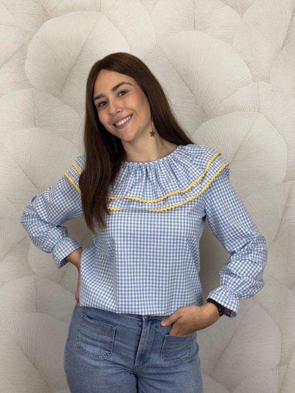 Blusa cuello bebé celeste