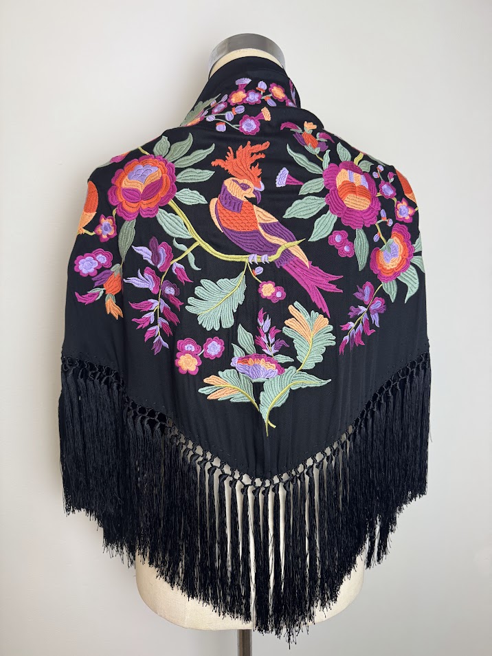Mantón bordado Lora negro