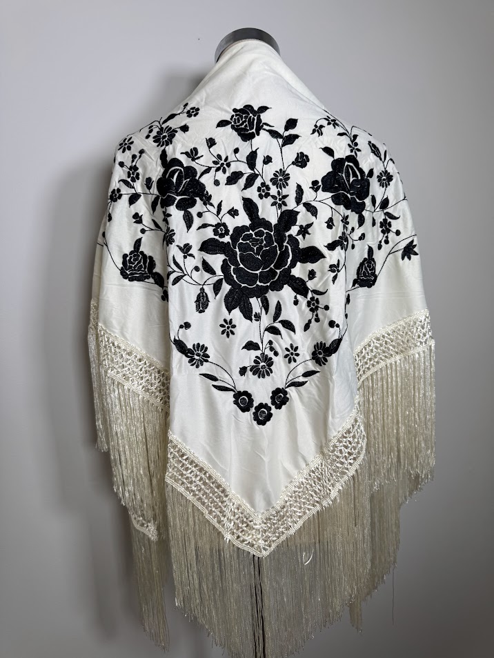 Mantón poliéster blanco bordado negro