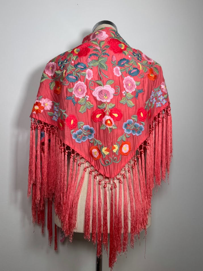 Mantón bordado Hinojos coral