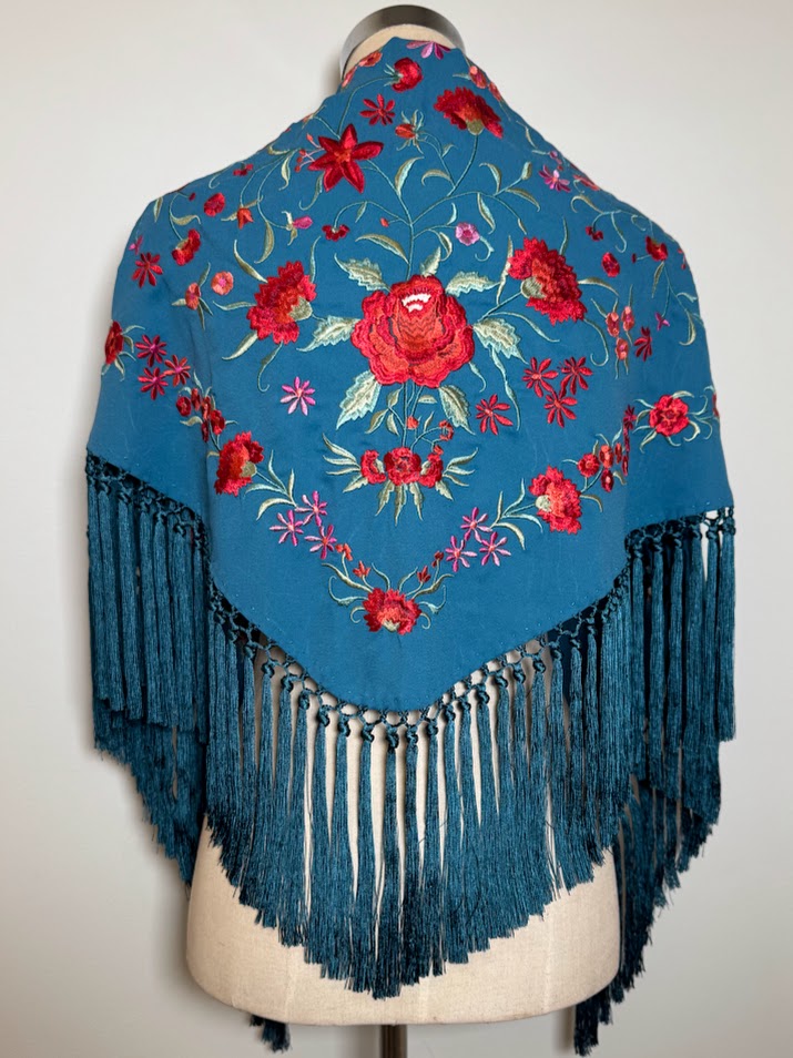 Mantón bordado Clavel azul petróleo bordado rojo