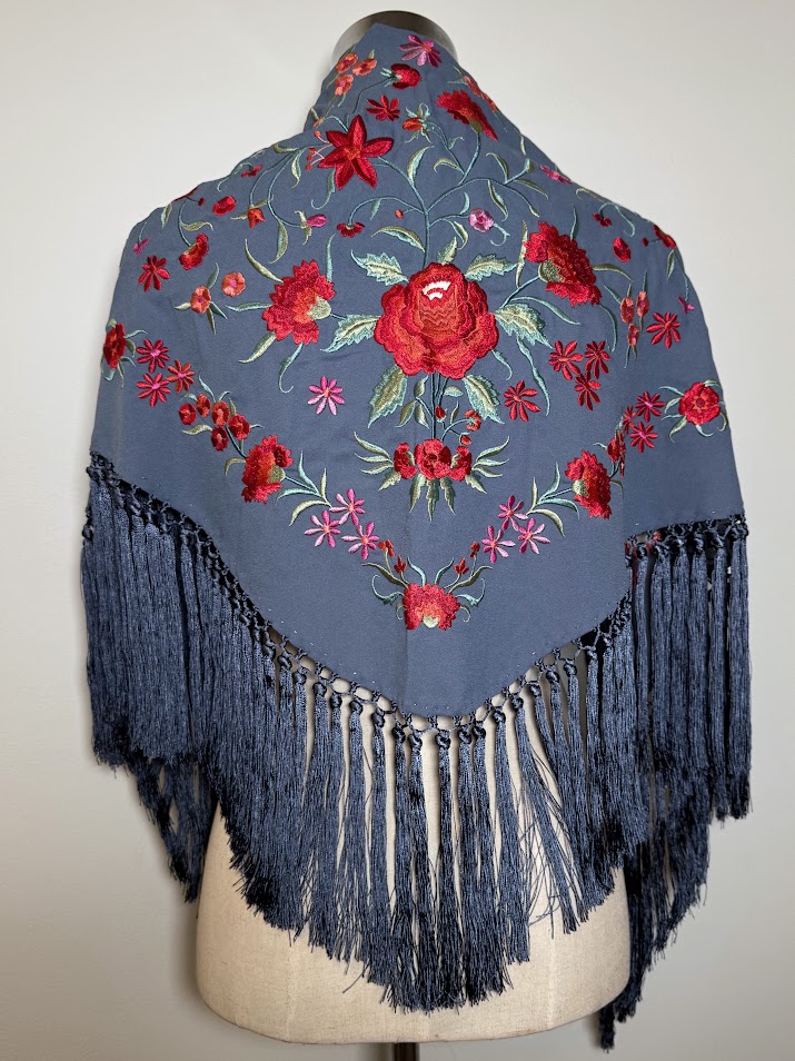 Mantón bordado Clavel azul ducado bordado rojo