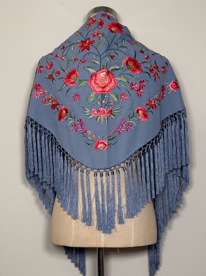 Mantón bordado clavel azul ducado bordado coral