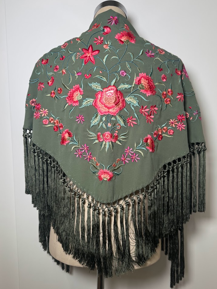 Mantón bordado Clavel caqui bordado coral
