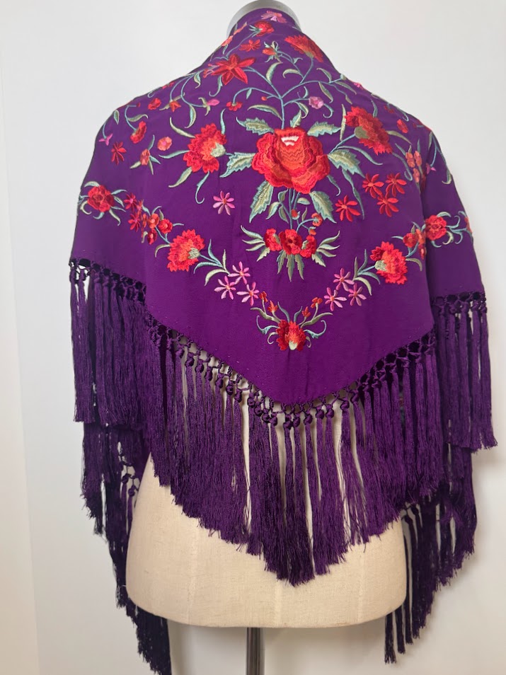 Mantón bordado Clavel morado bordado rojo