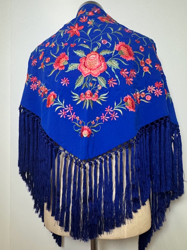 Mantón bordado Clavel azul eléctrico bordado coral