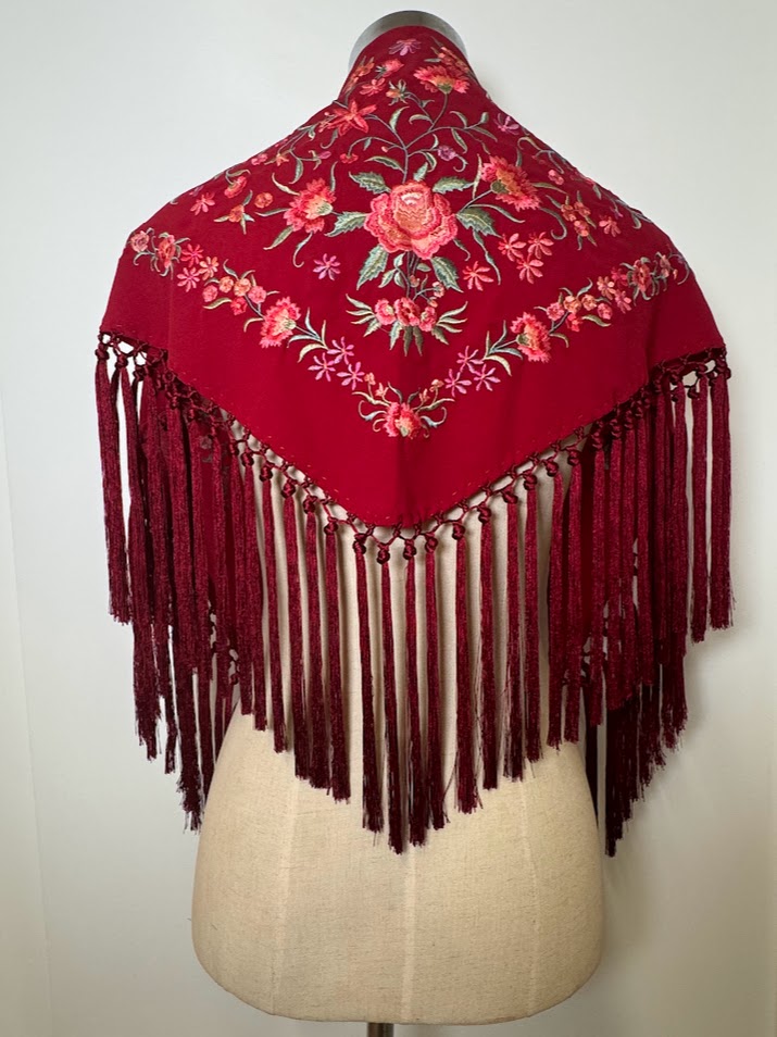 Mantón bordado Clavel burdeos niña