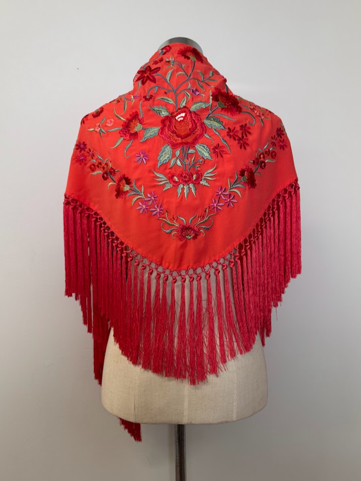 Mantón bordado clavel coral bordado rojo
