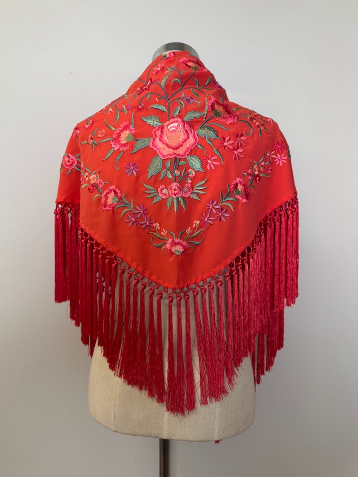 Mantón bordado clavel coral bordado coral