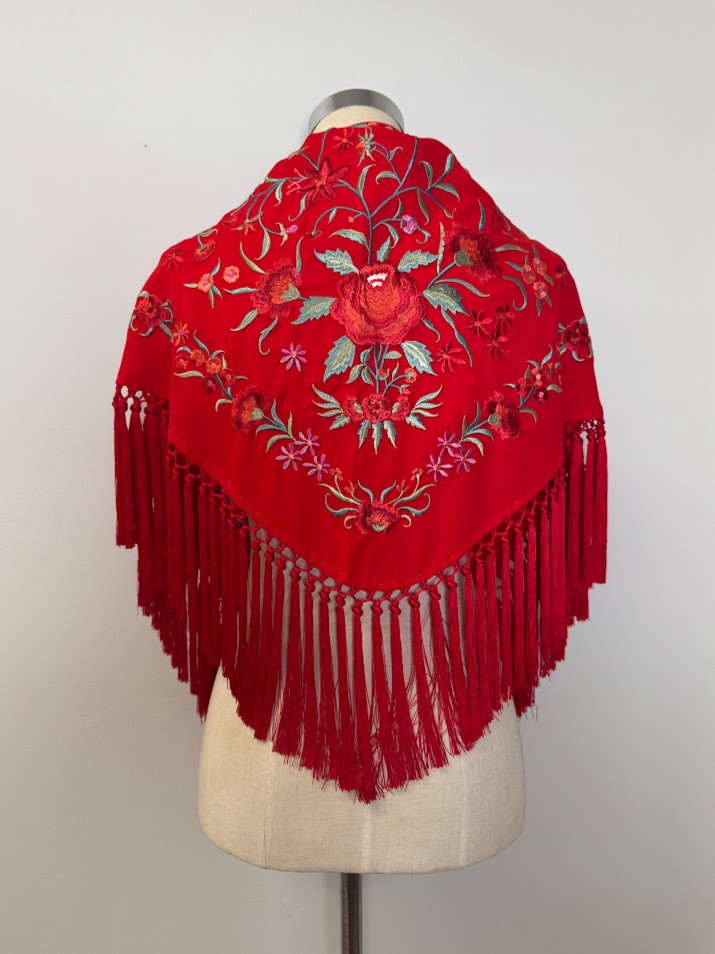 Mantón bordado clavel rojo bordado rojo