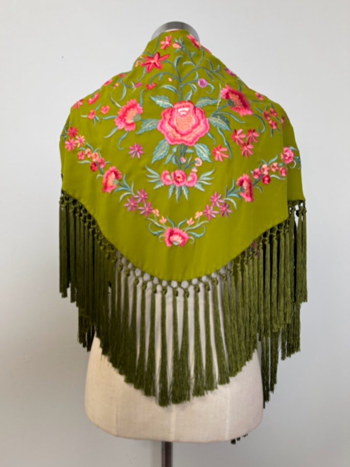 Mantón bordado clavel lima bordado coral