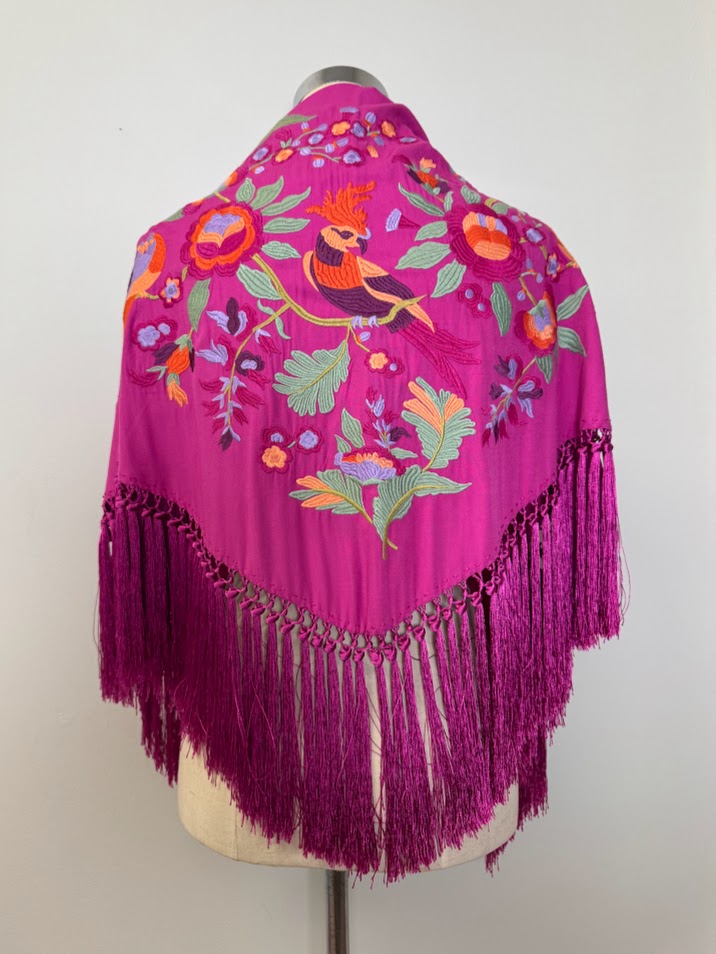 Mantón bordado lora fucsia