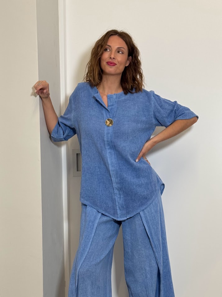 Camisa efecto lino azul botón dorado