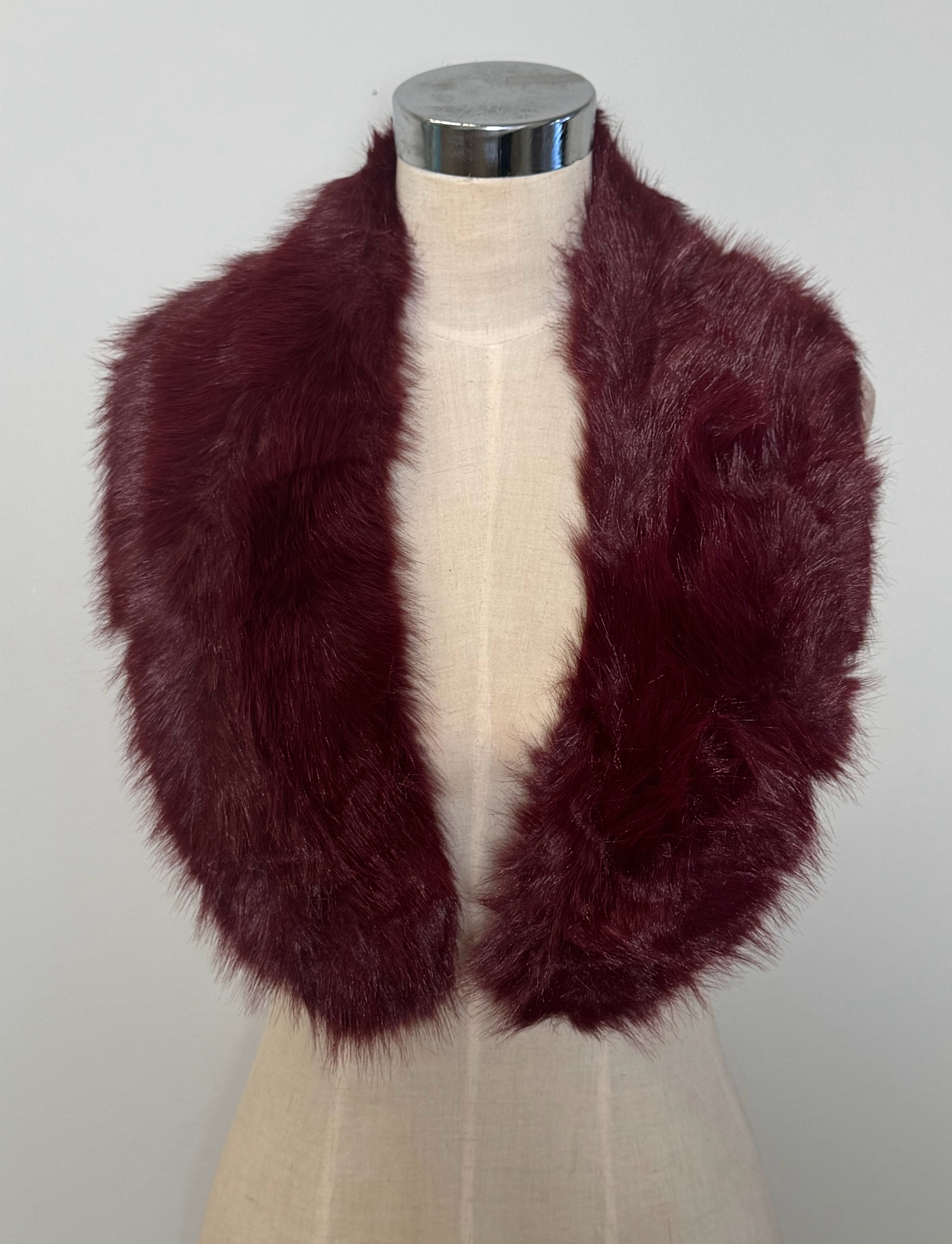 Cuello de pelo burdeos