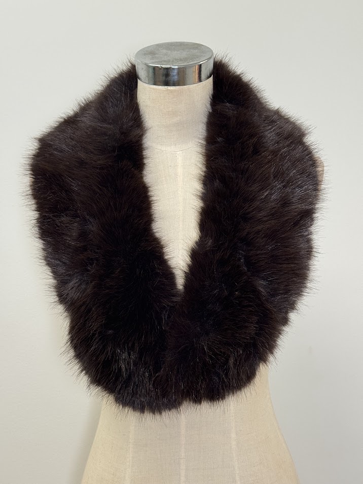 Cuello de pelo chocolate