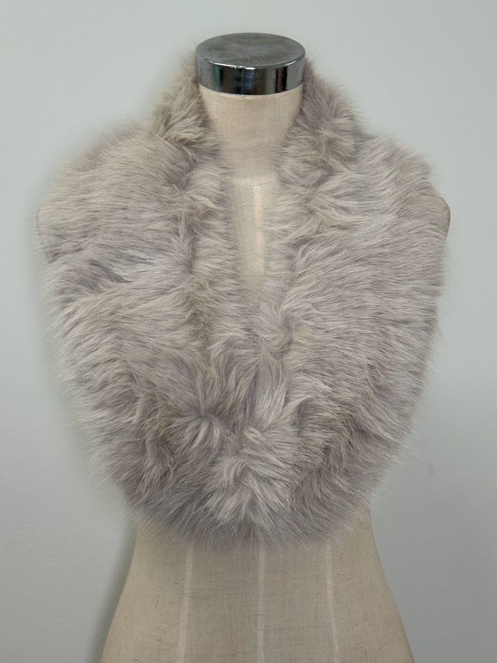 Cuello de pelo piedra