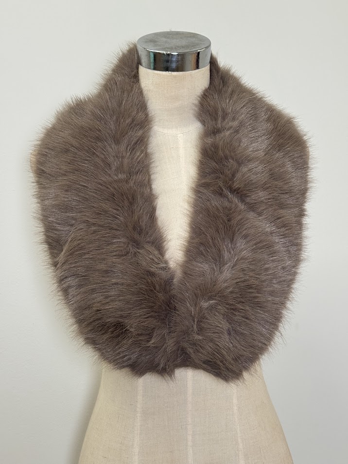 Cuello de pelo café