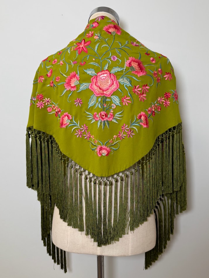 Mantón bordado Clavel pistacho