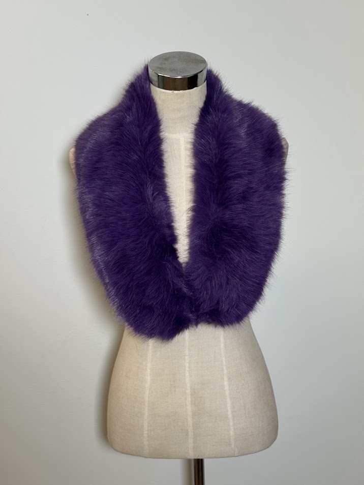 Cuello de pelo morado