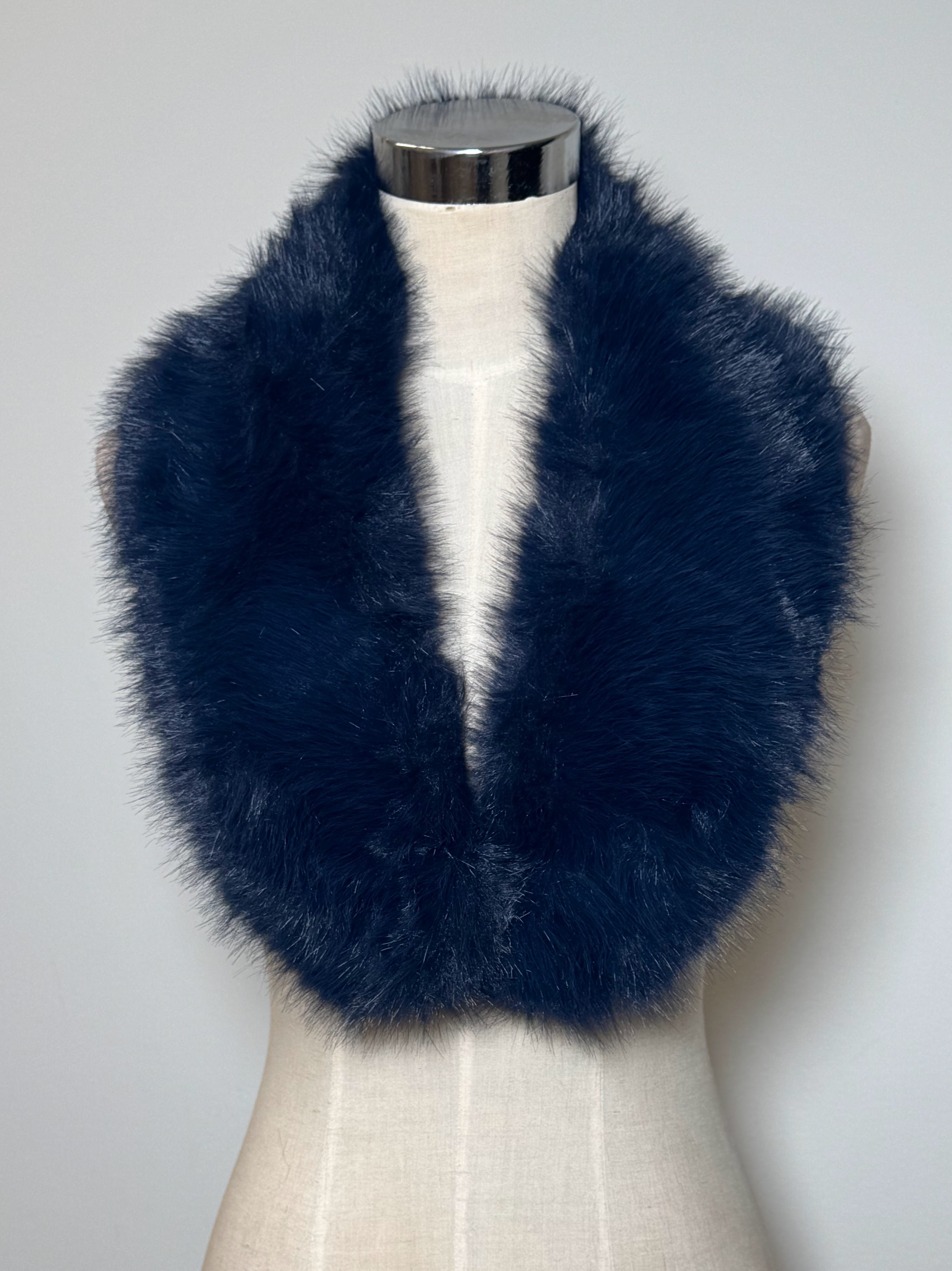 Cuello de pelo azul marino