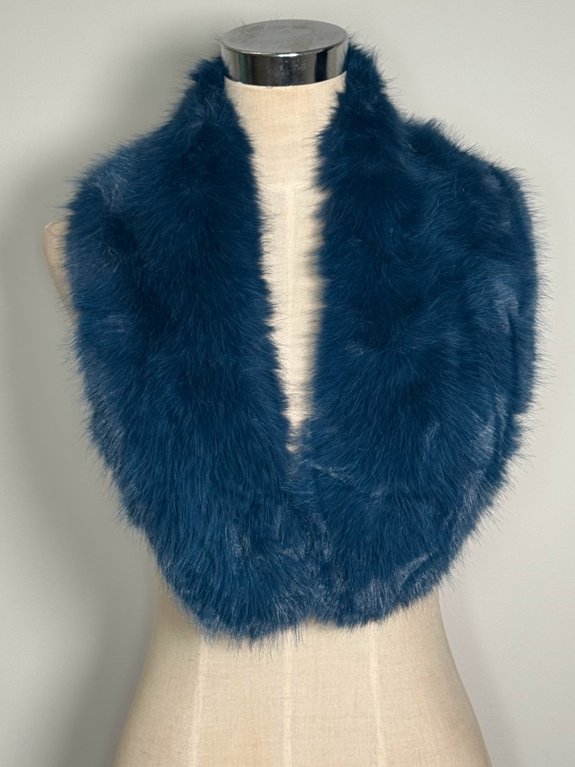 Cuello de pelo azul añil