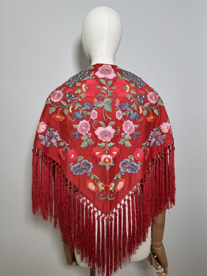 Mantón bordado Hinojos rojo