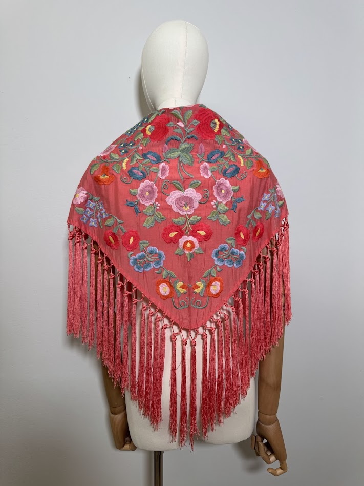 Mantón bordado Hinojo coral