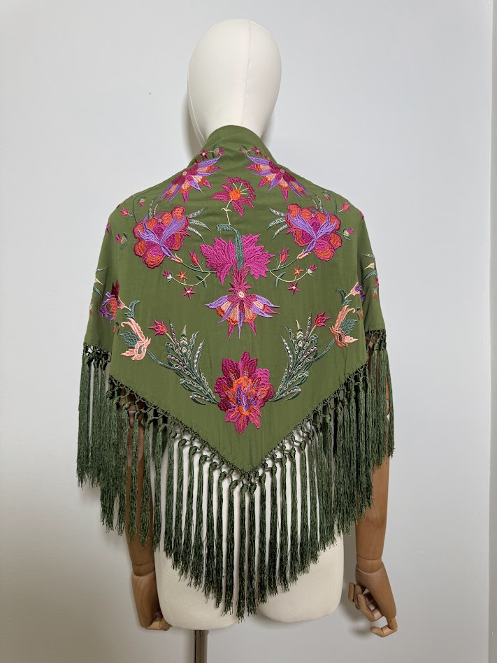 Mantón bordado Moguer verde oliva