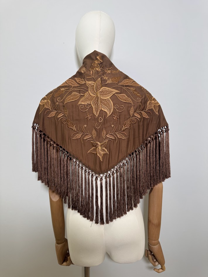 Mantón bordado Triana marrón