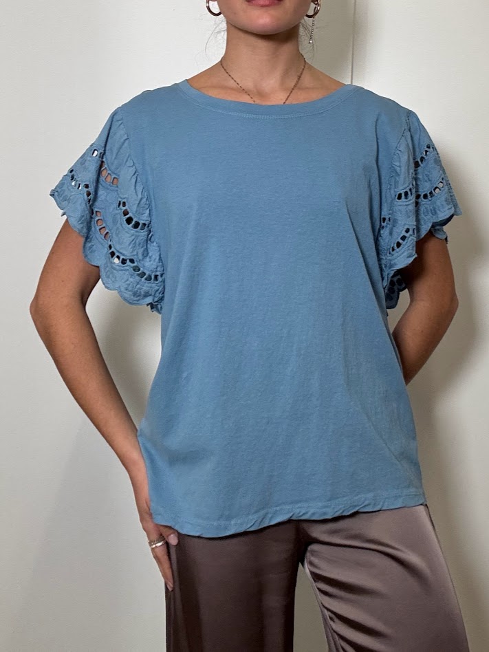 Camiseta bordada azul