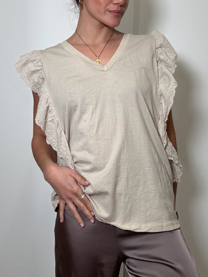 Camiseta volantes beige