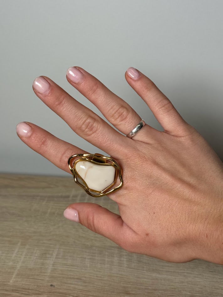 Anillo piedra beige y dorado