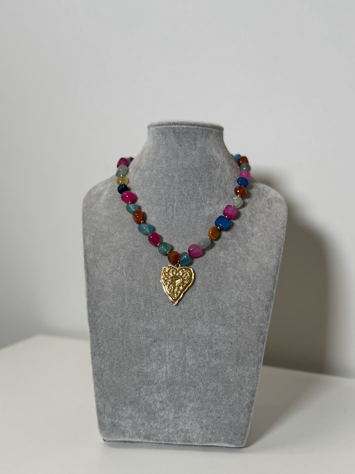 Collar corazón y colores