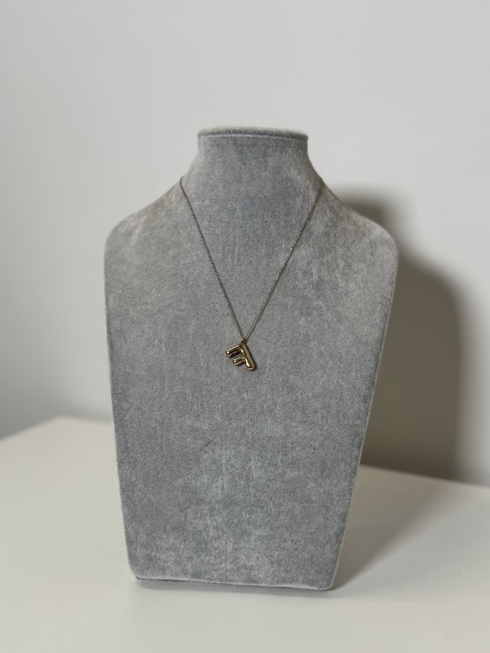 Collar letra F