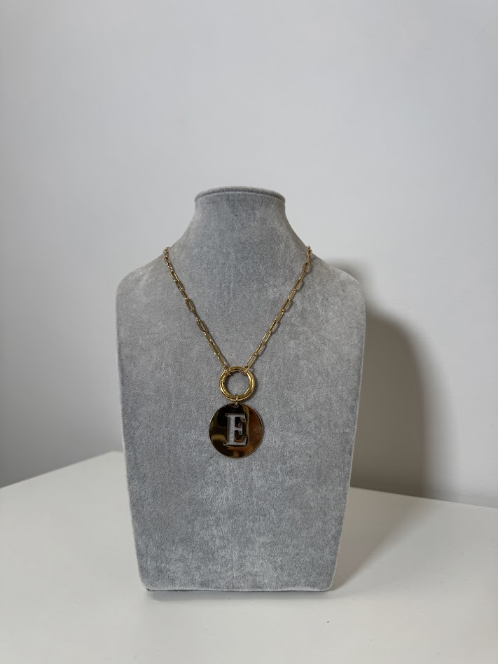 Collar letra E