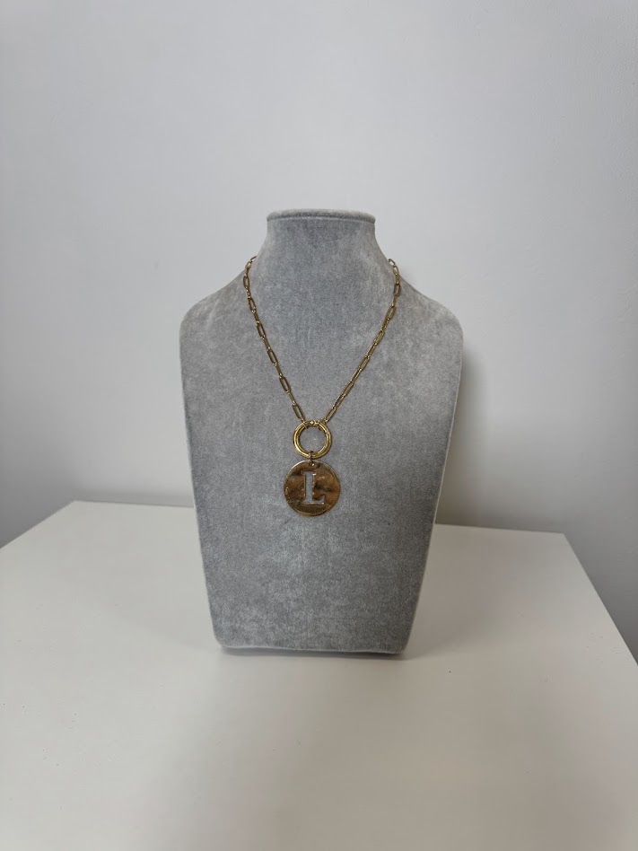 Collar letra E
