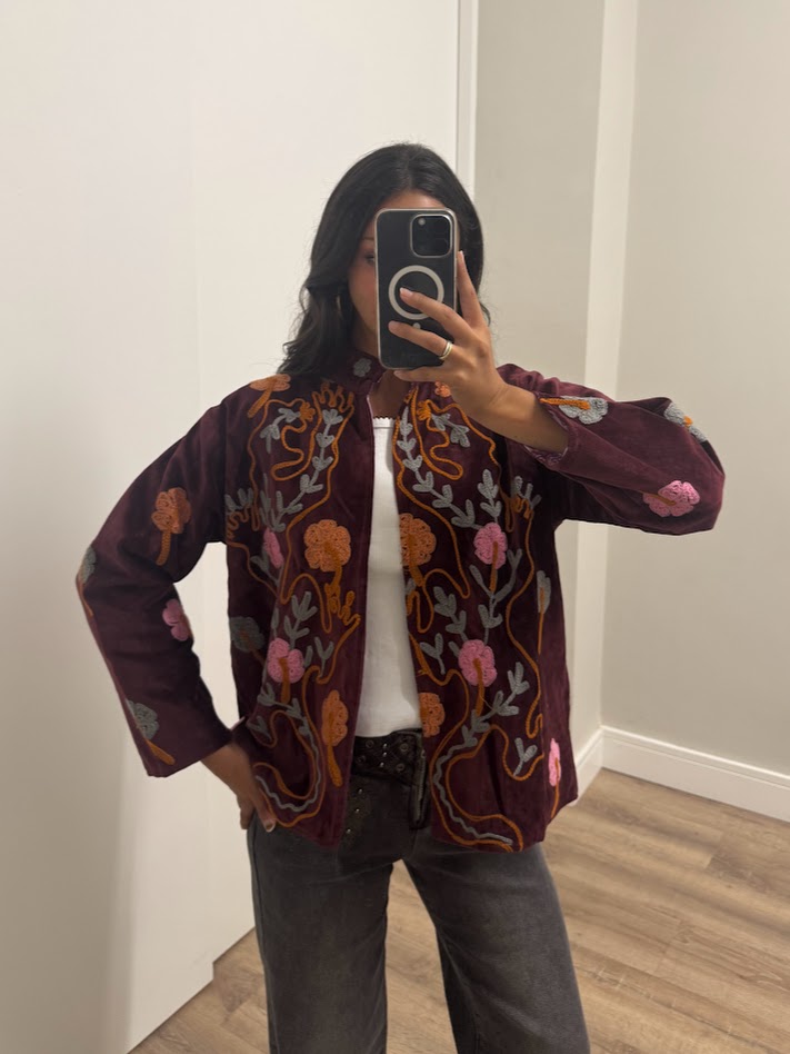 Chaqueta bordada morada