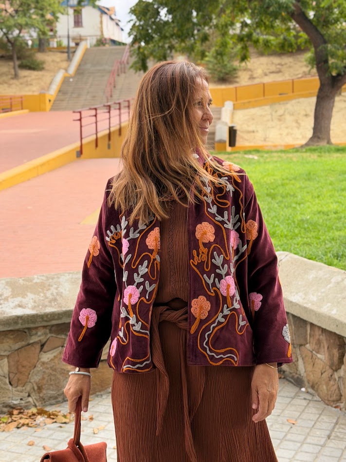Chaqueta bordada morada