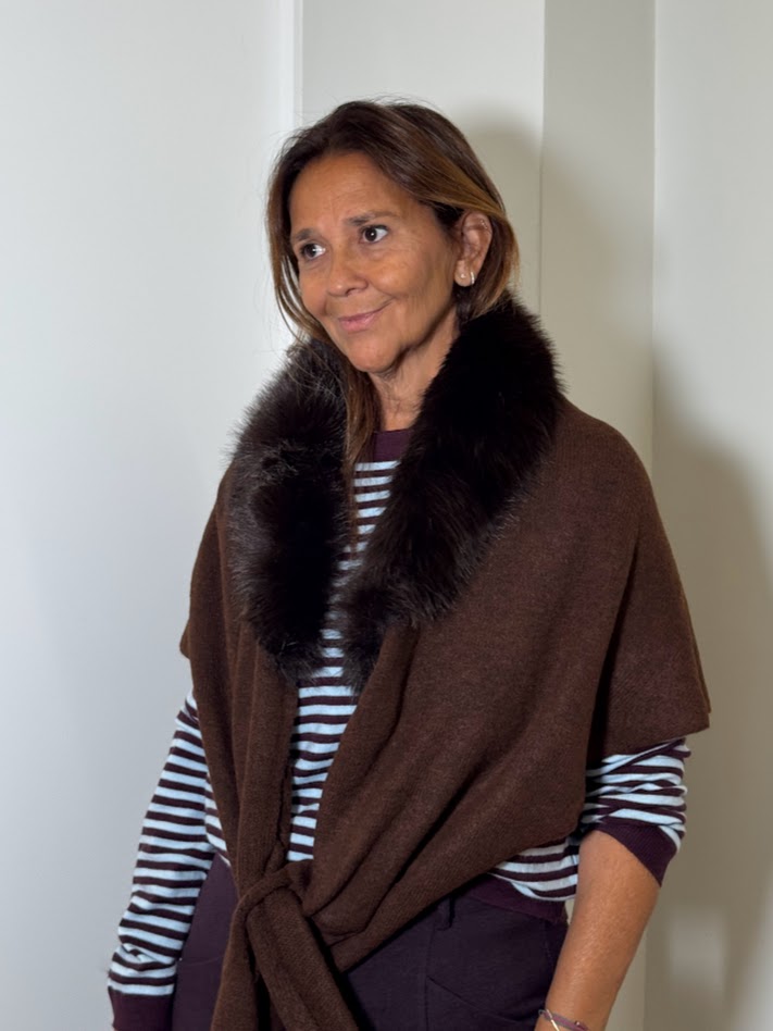 Poncho de pelo marrón